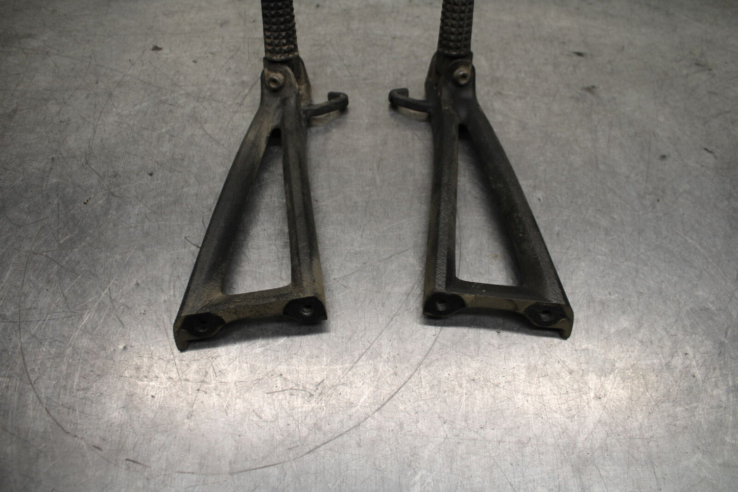 06-07 YAMAHA YZF R6 REAR BACK PASSENGER PEG SET PAIR BB742