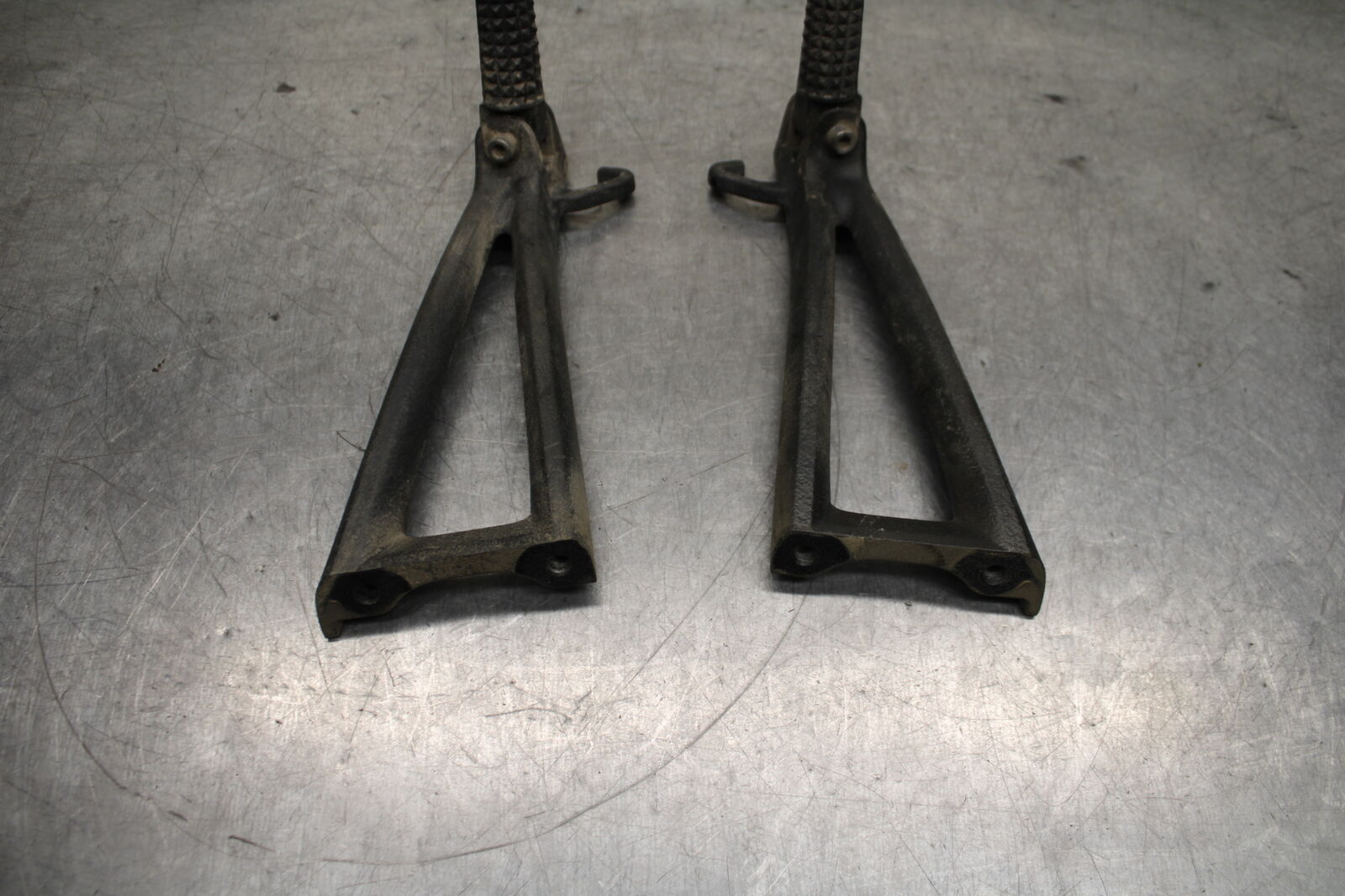 06-07 YAMAHA YZF R6 REAR BACK PASSENGER PEG SET PAIR BB742