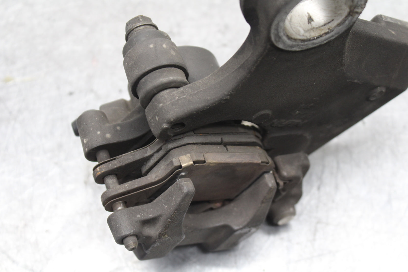 06 YAMAHA YZF R6 REAR BACK BRAKE CALIPER W MOUNT BRACKET BB716