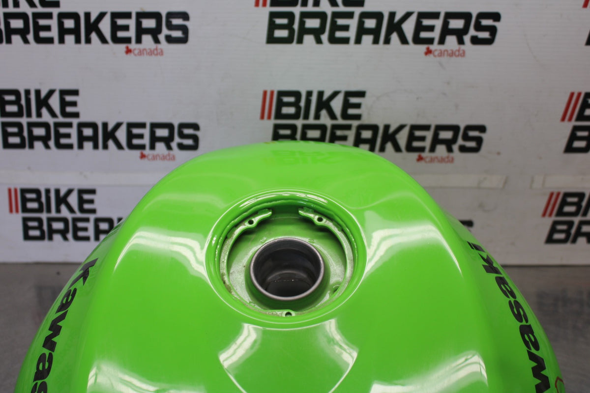 04-05 KAWASAKI NINJA ZX10R GAS TANK FUEL CELL PETROL RESERVOIR BB931