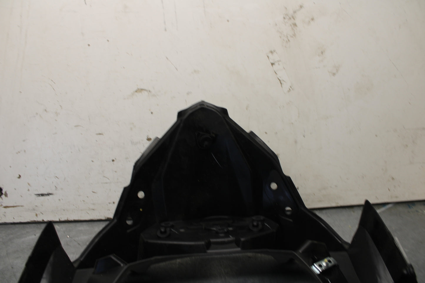 18-23 KAWASAKI NINJA 400 FRONT CENTER COWL FAIRING BB660