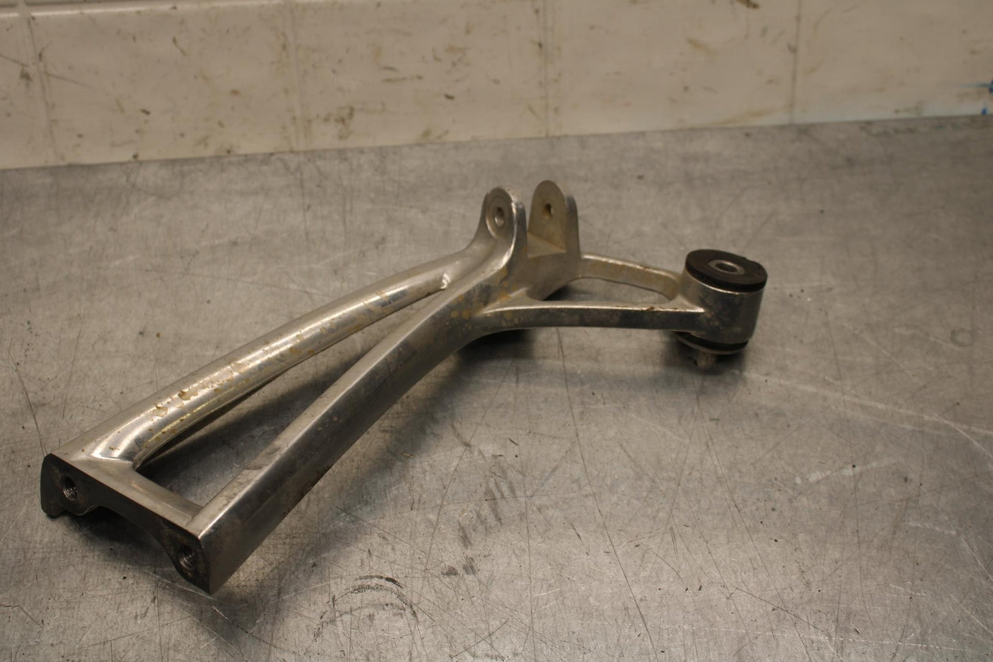 2007 Yamaha YZF R6S RIGHT REAR PASSENGER FOOTPEG MOUNT BB594