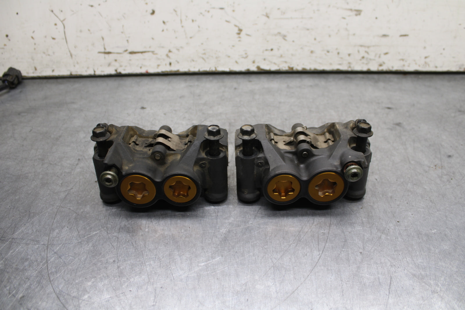 06-07 YAMAHA YZF R6 RIGHT LEFT FRONT BRAKE CALIPER SET PAIR CALIPERS BB742