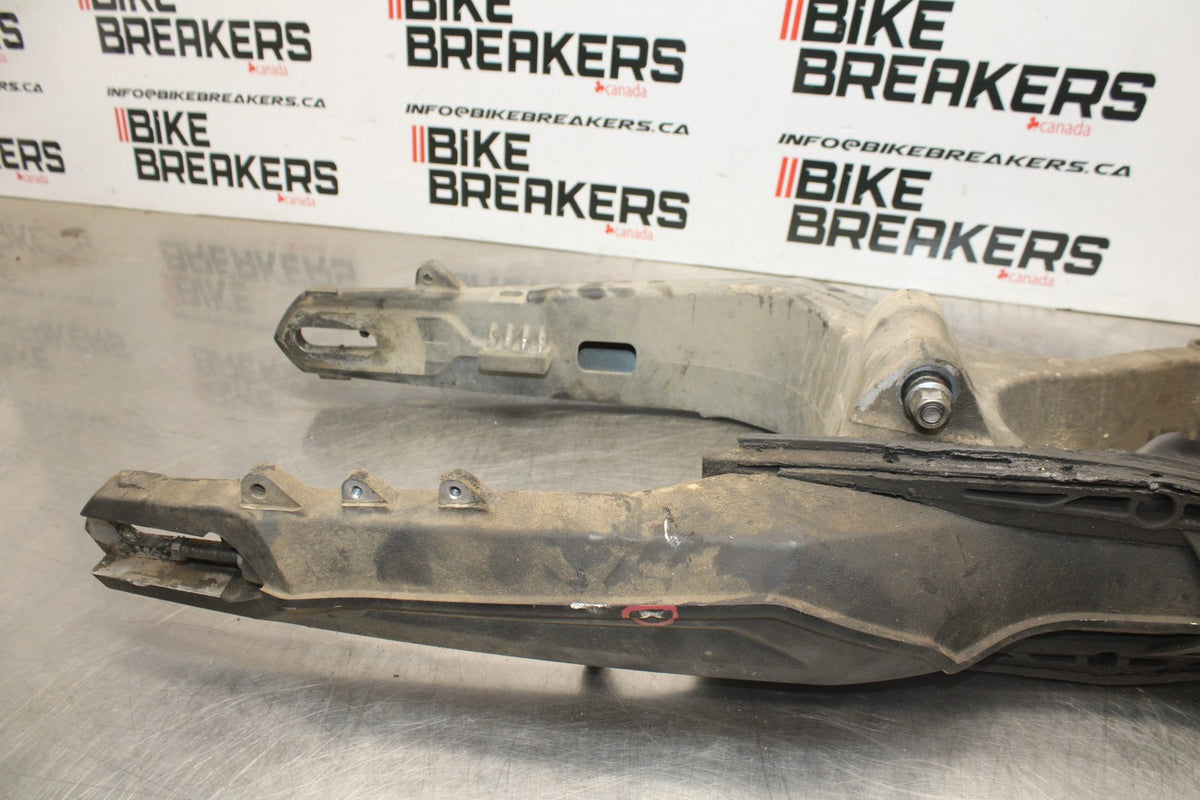 15 TRIUMPH TIGER 800 REAR SWINGARM BACK SUSPENSION SWING ARM BB873