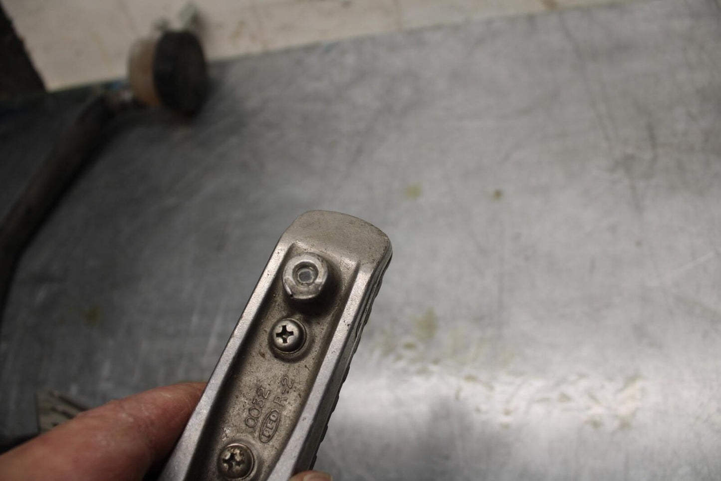 06-07 KAWASAKI NINJA ZX14R RIGHT REARSET REAR SET DRIVER FOOT PEG BB466