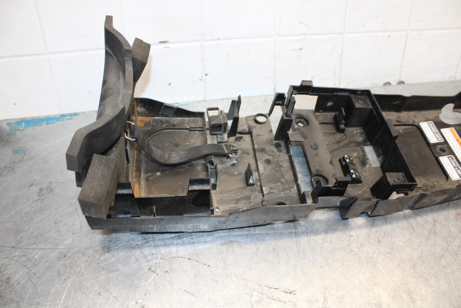 08-16 YAMAHA YZF R6 REAR BACK TAIL UNDERTAIL BATTERY TRAY PLASTIC BB436