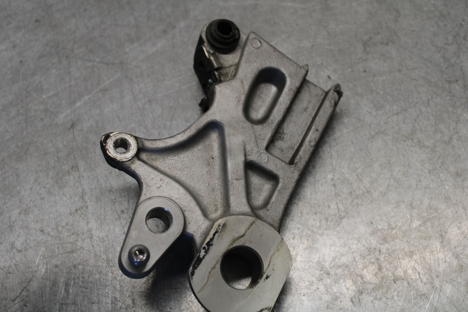 18-24 YAMAHA MT-07 REAR BRAKE CALIPER HANGER BACK MOUNTING BRACKET BB662