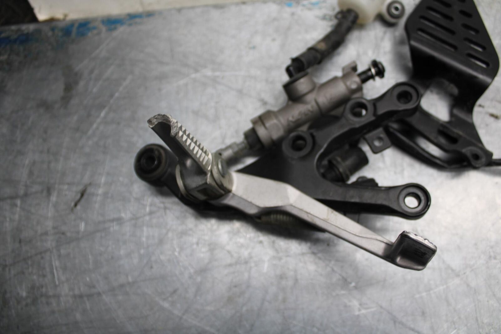 08-16 YAMAHA YZF R6 RIGHT REARSET REAR SET DRIVER FOOT PEG REST STOP BB451