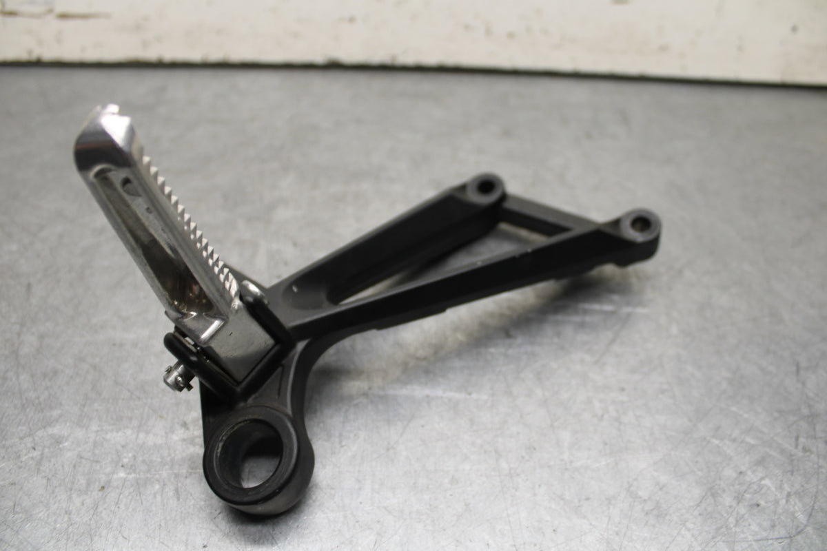 15-17 YAMAHA YZF R3 RIGHT REAR BACK PASSENGER PEG BB651