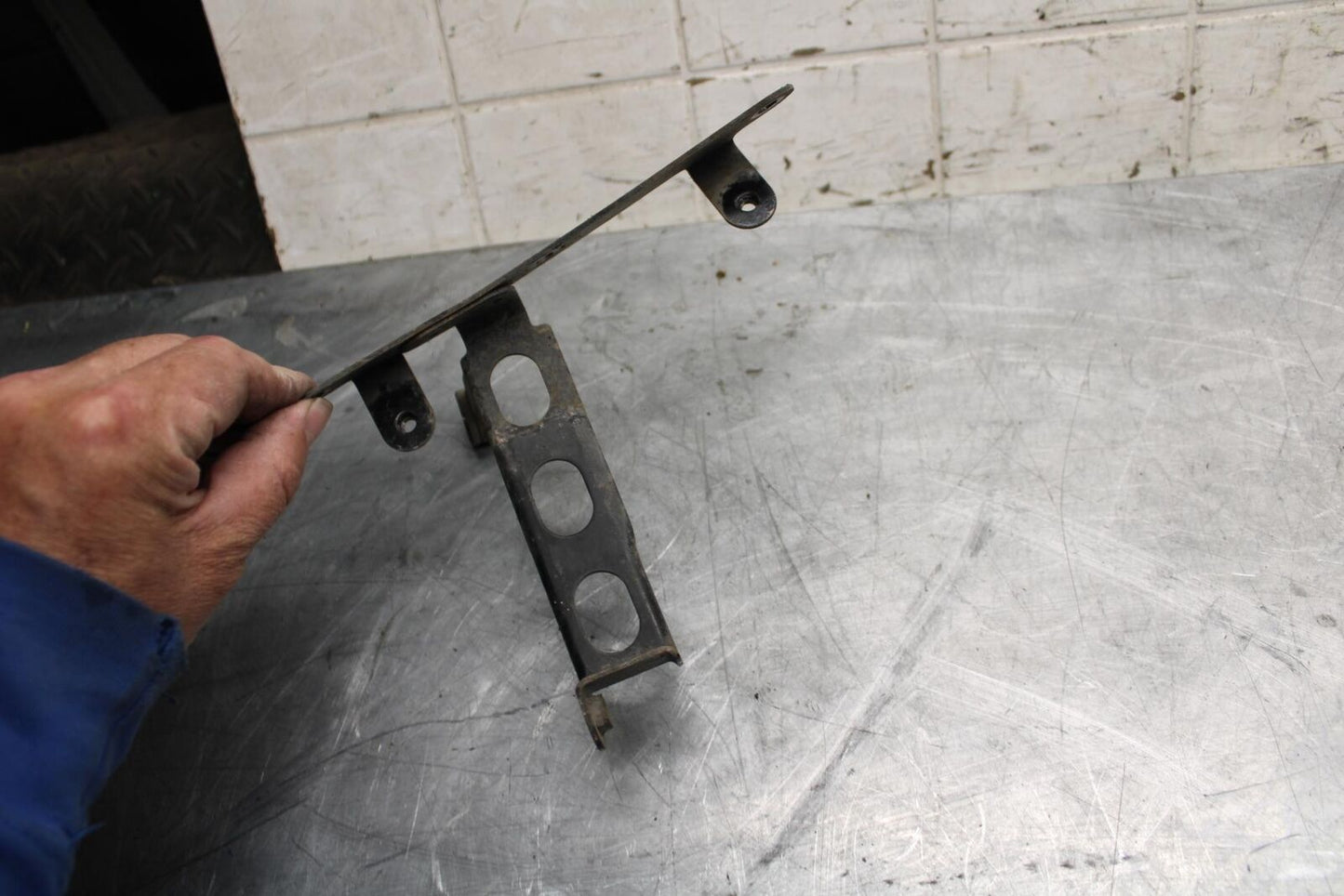 2008 Suzuki GSXR1000 OIL COOLER MOUNTING BRACKET MOUNT SUPPORT BB519