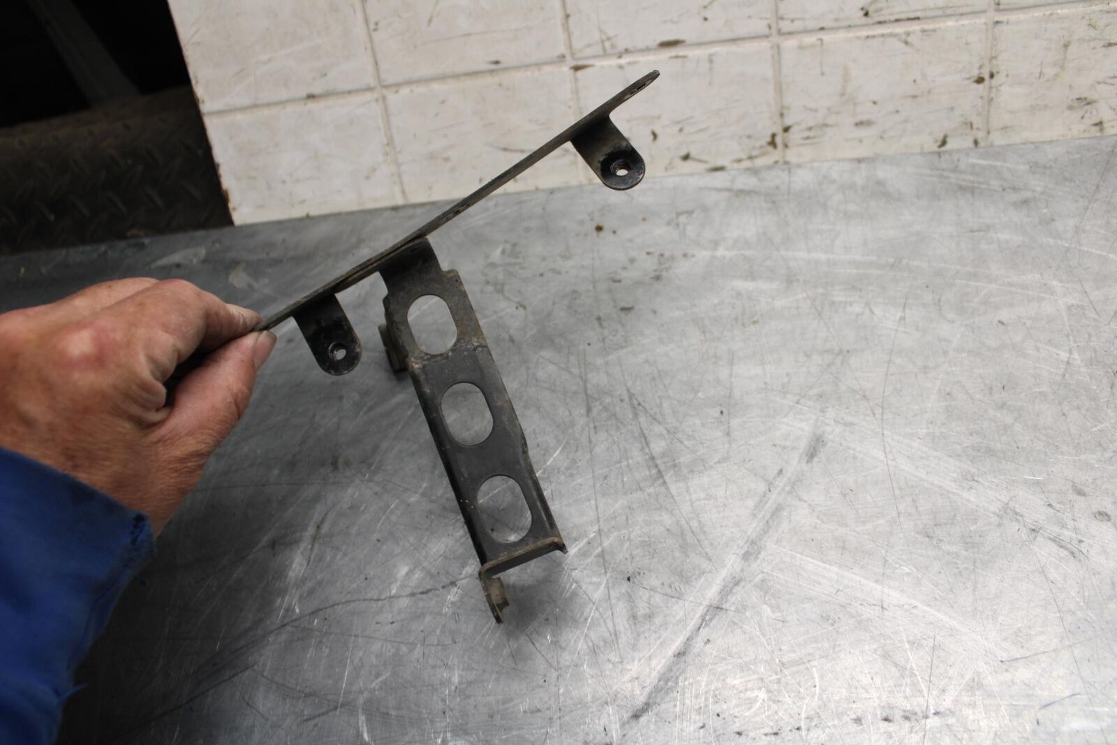 2008 Suzuki GSXR1000 OIL COOLER MOUNTING BRACKET MOUNT SUPPORT BB519