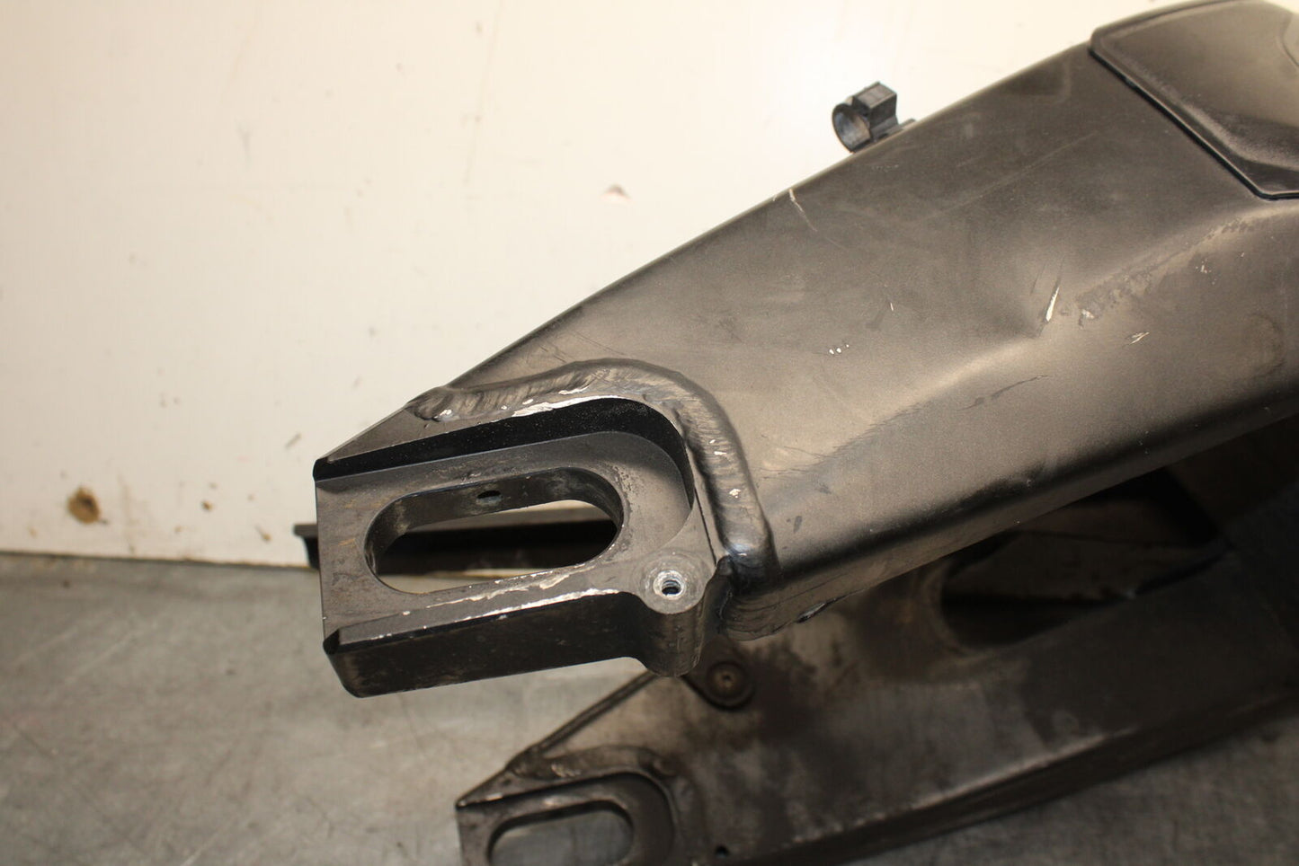 06 YAMAHA YZF R6 REAR SWINGARM BACK SUSPENSION SWING ARM BB716
