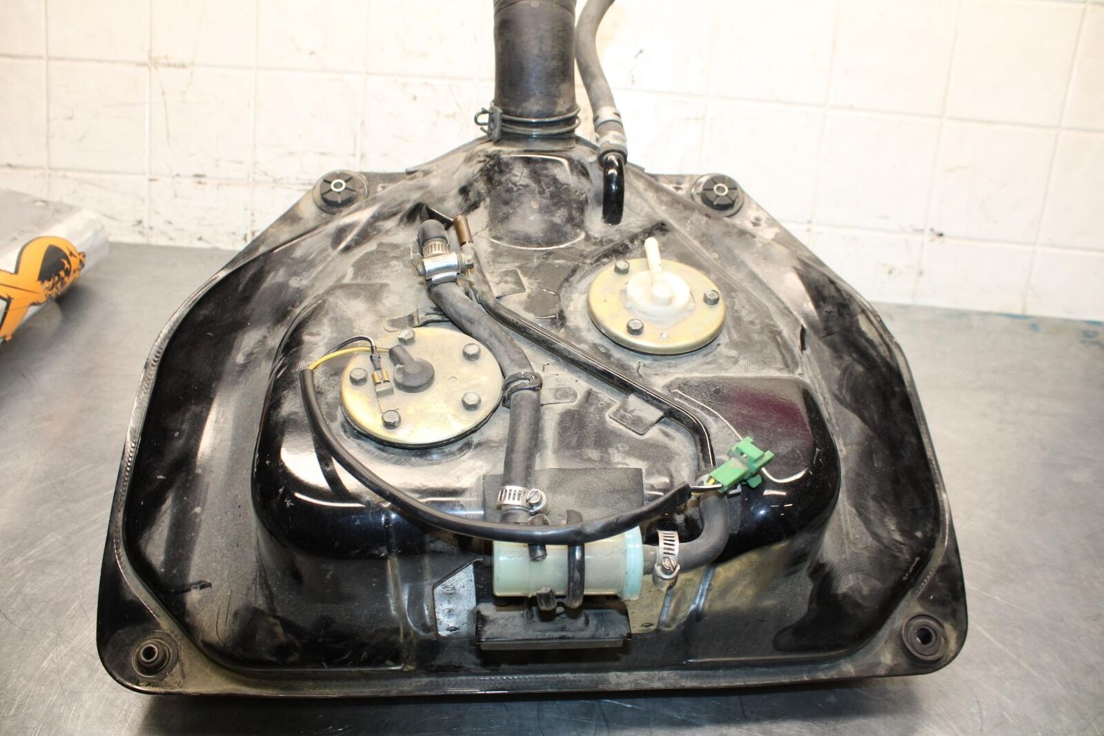 2004 Suzuki Intruder 1500 VL1500 GAS TANK FUEL PETROL RESERVOIR BB573