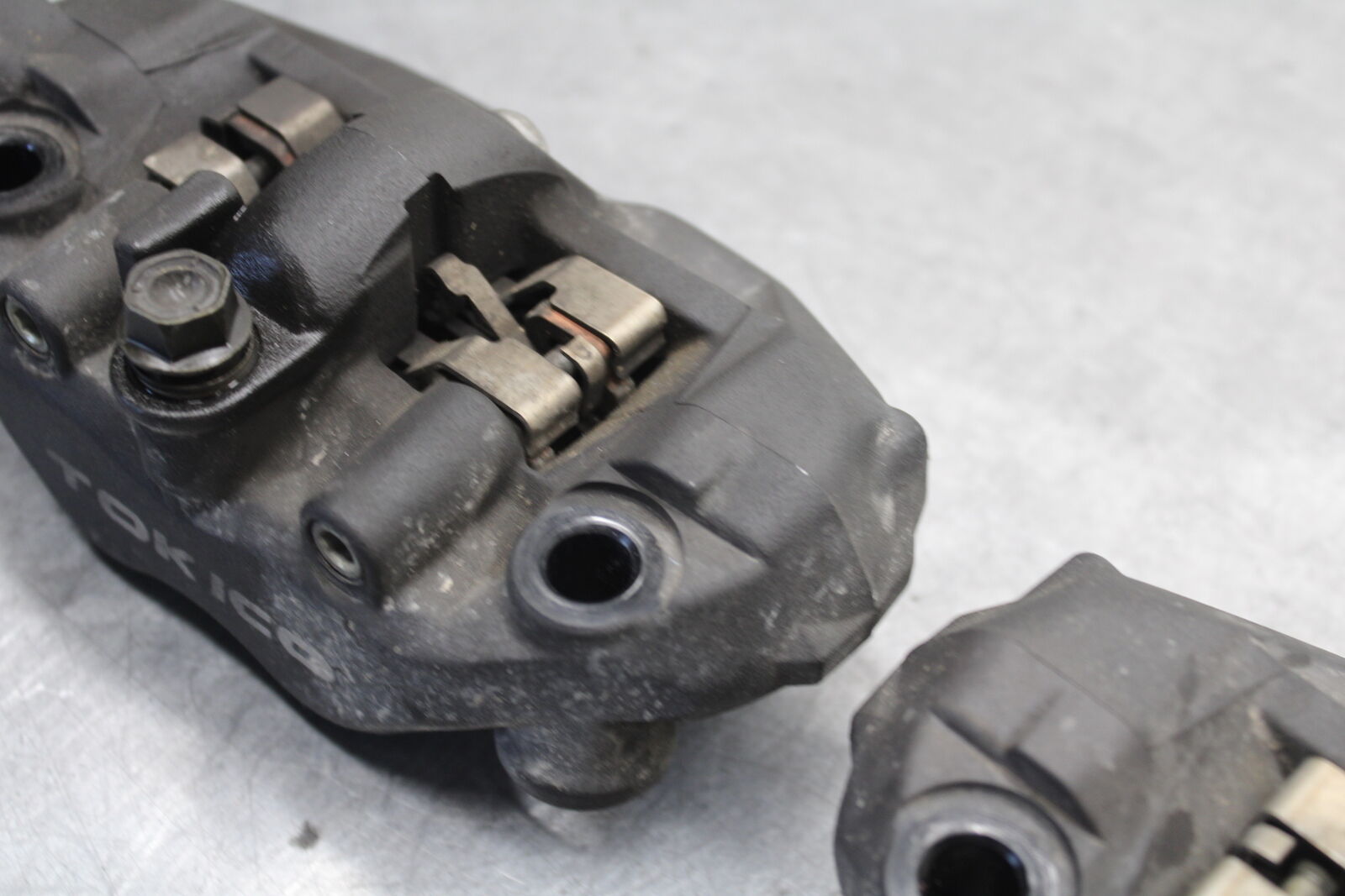 05-06 HONDA CBR600RR RIGHT LEFT FRONT BRAKE CALIPER SET PAIR CALIPERS BB655