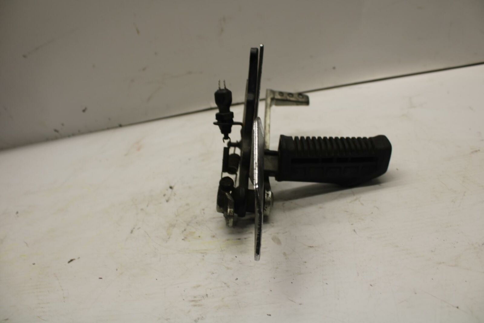 04-09 SUZUKI GS500F RIGHT REARSET REAR SET DRIVER FOOT PEG REST STOP  BB278