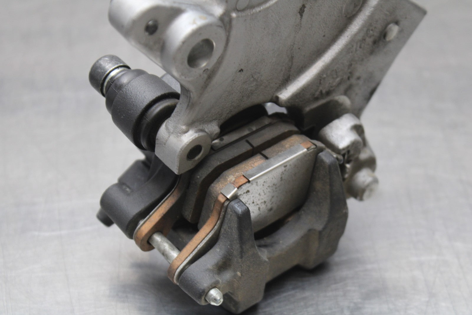 22-25 YAMAHA YZF R7 REAR BACK BRAKE CALIPER W MOUNT BRACKET BB769
