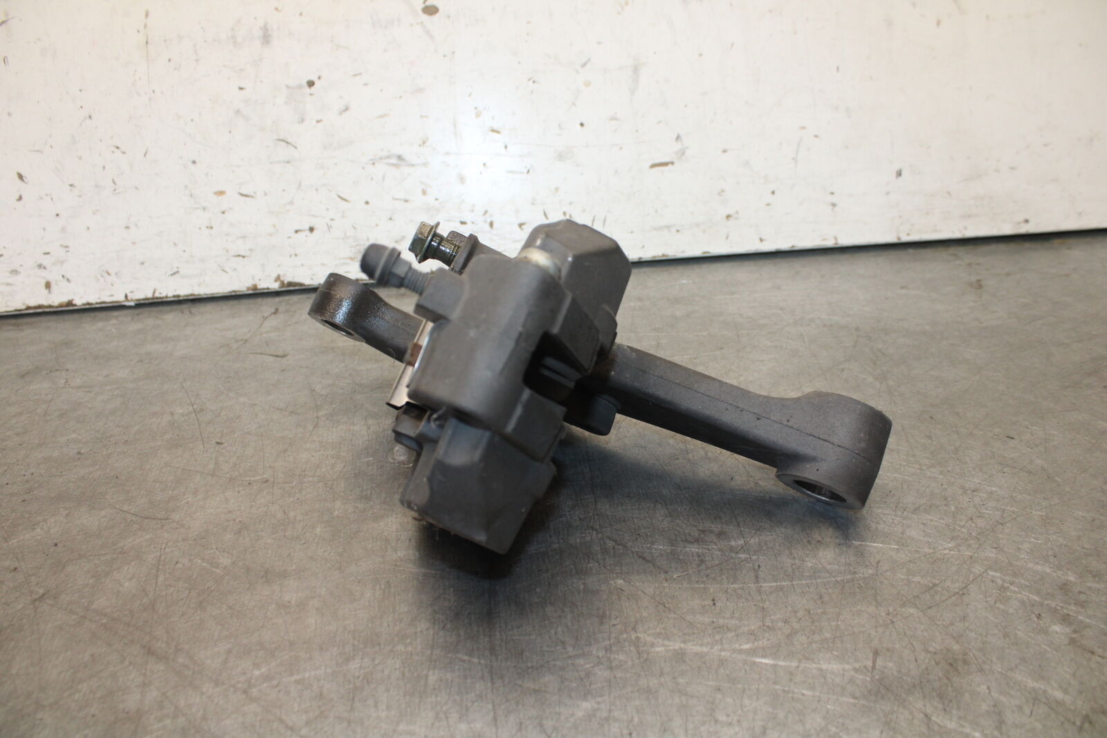 05-09 SUZUKI BOULEVARD C90 REAR BACK BRAKE CALIPER W MOUNT BRACKET BB692