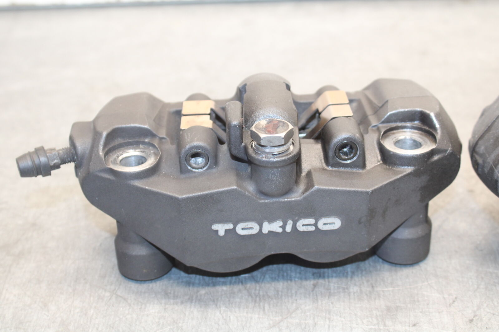 05-06 SUZUKI GSXR1000 RIGHT LEFT FRONT BRAKE CALIPER SET PAIR CALIPERS BB677