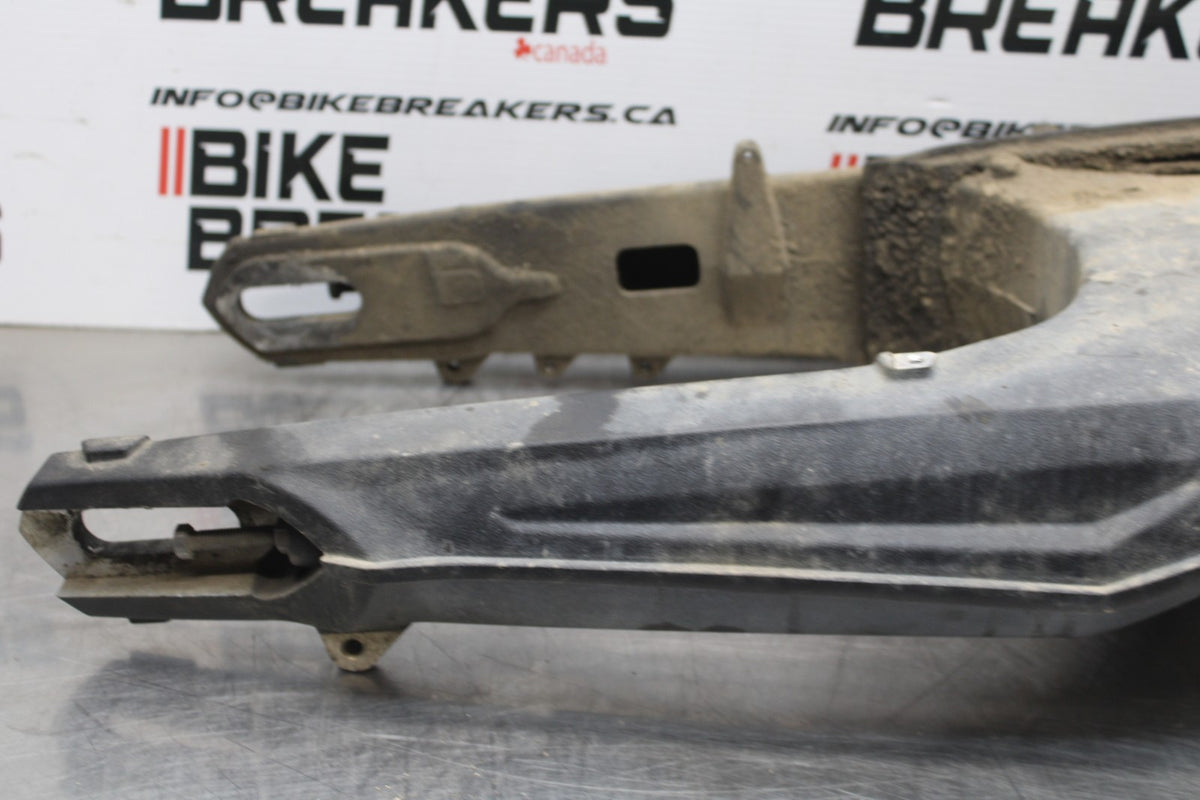 15 TRIUMPH TIGER 800 REAR SWINGARM BACK SUSPENSION SWING ARM BB873