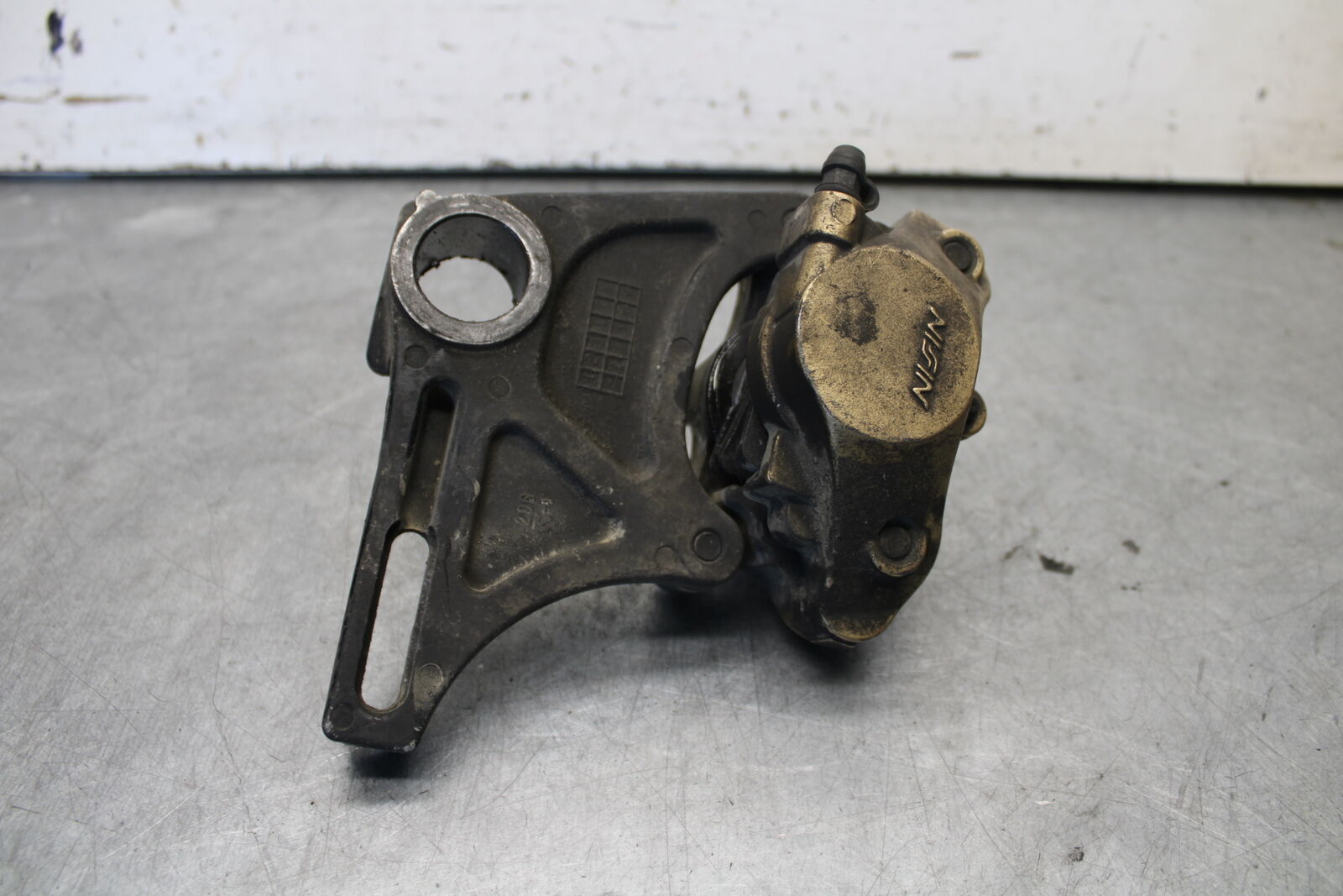 04-05 SUZUKI GSXR600 REAR BACK BRAKE CALIPER W MOUNT BRACKET BB658