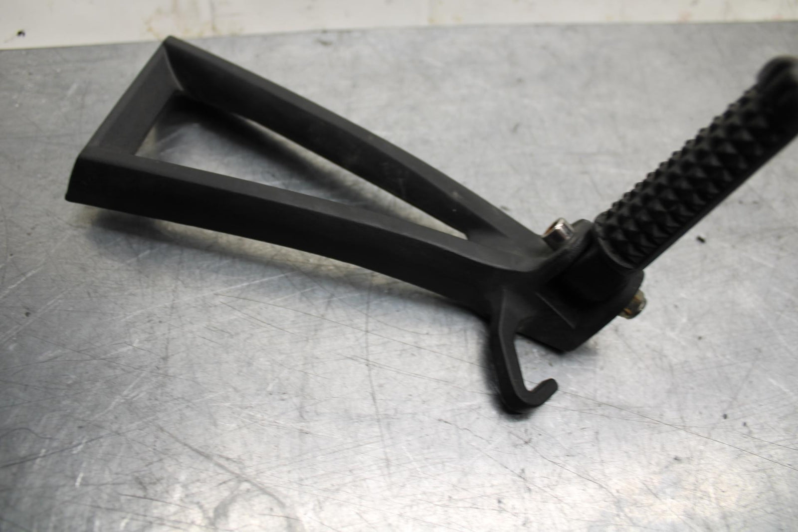 07 YAMAHA YZF R6 2c0 RIGHT REAR BACK PASSENGER PEG BB75