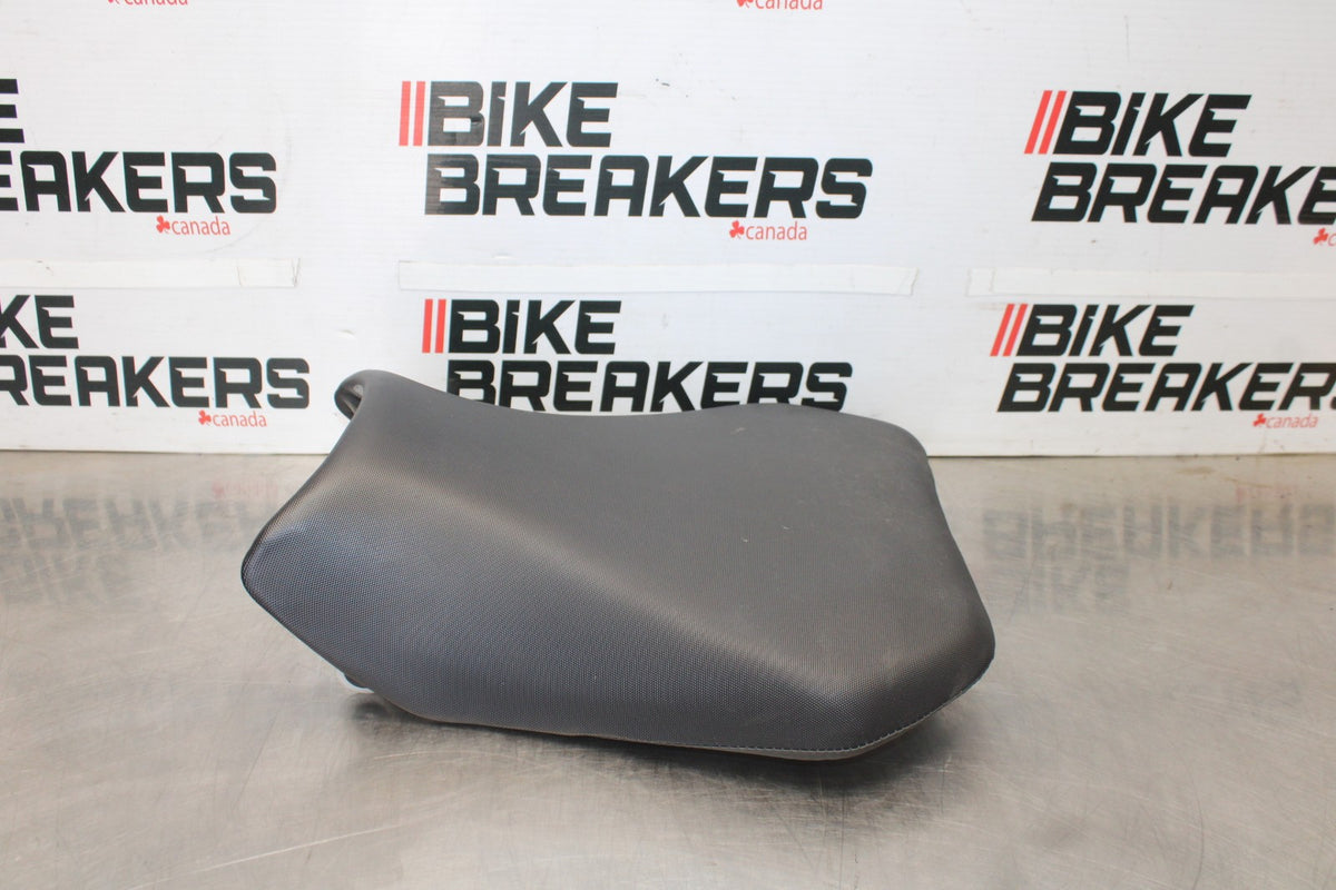 11-26 SUZUKI GSXR750 FRONT DRIVERS SEAT PAD SADDLE PILLION BB900-B