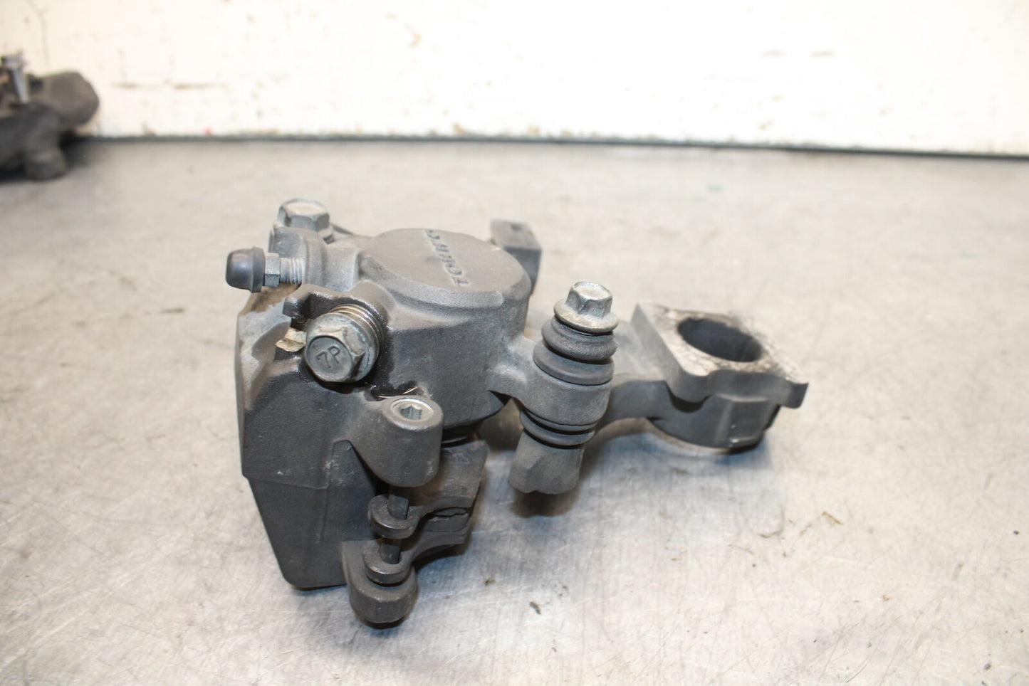 08-09 SUZUKI GSXR600 REAR BACK BRAKE CALIPER W MOUNT BRACKET BB728