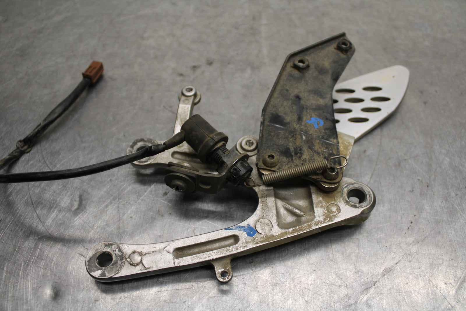 04-05 YAMAHA YZF R1 RIGHT REARSET REAR SET DRIVER FOOT PEG BRACKET MOUNT BB131