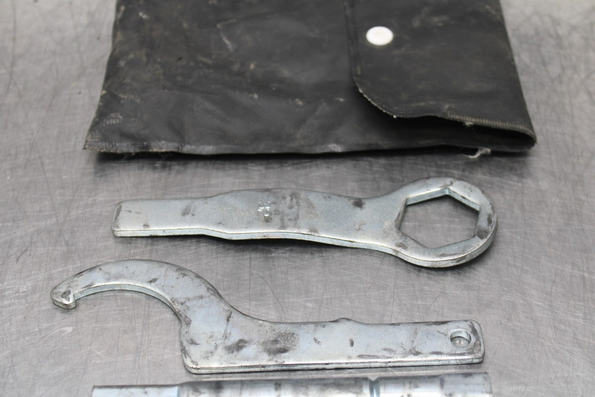 05-06 SUZUKI GSXR1000 STOCK TOOLS OEM TOOL BAG KIT SET BB773