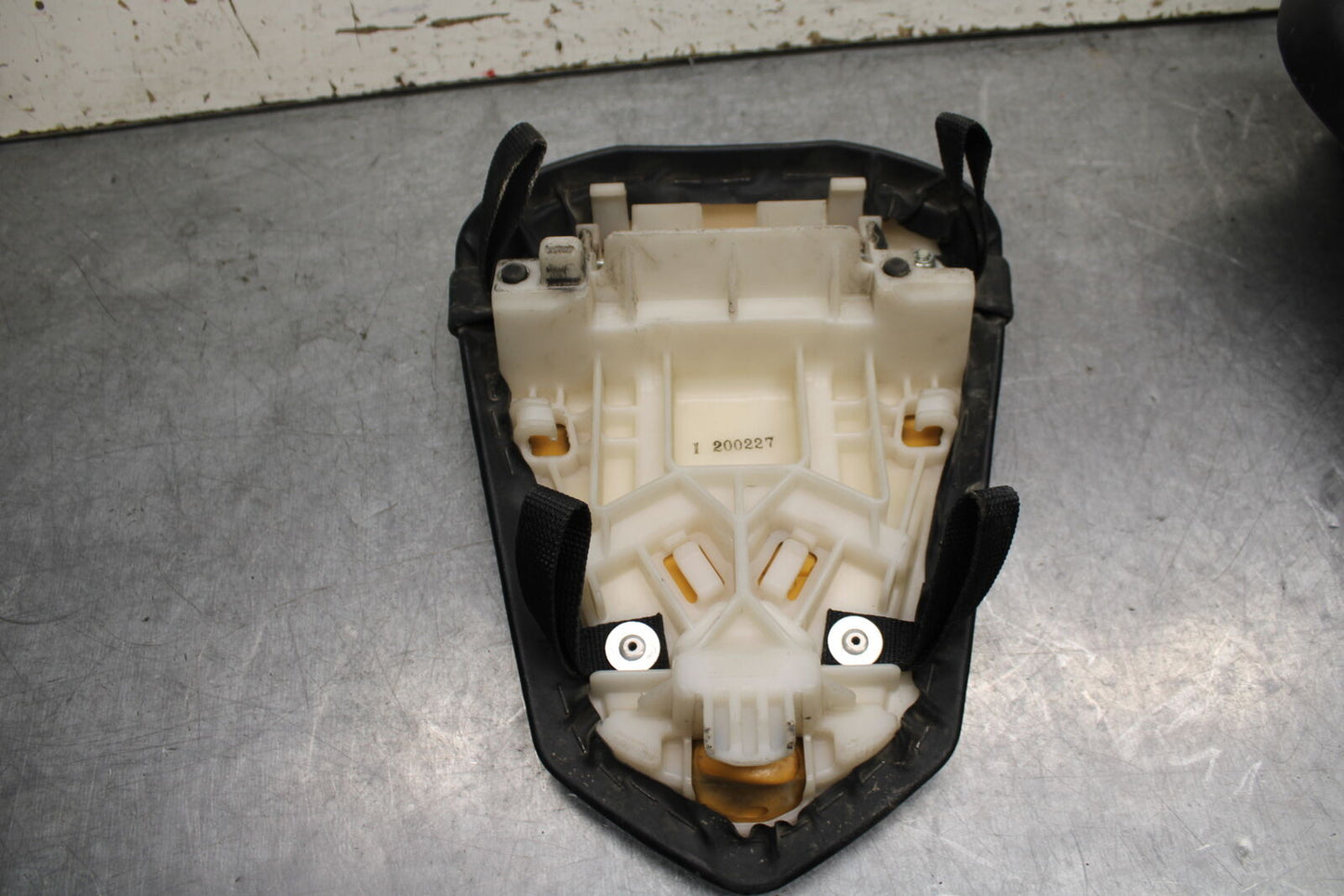 07-08 YAMAHA YZF R1 REAR BACK PASSENGER TANDEM SEAT PAD SADDLE PILLION BB724
