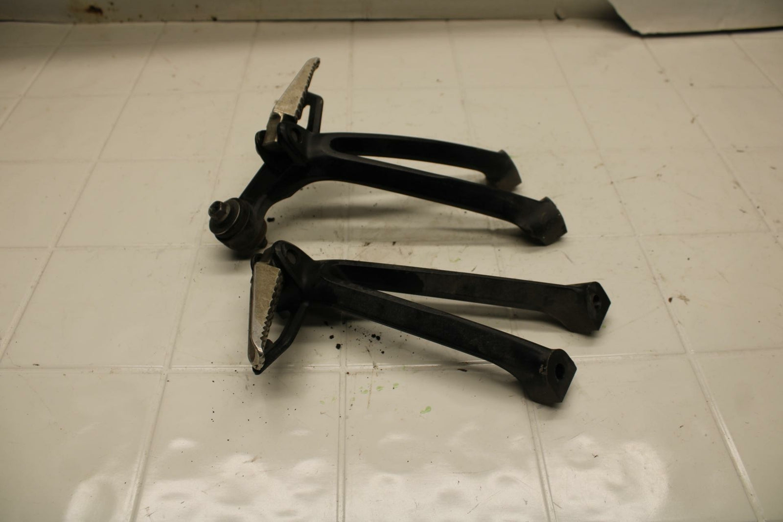 08-10 SUZUKI GSXR750 REAR BACK PASSENGER PEG SET PAIR BB396