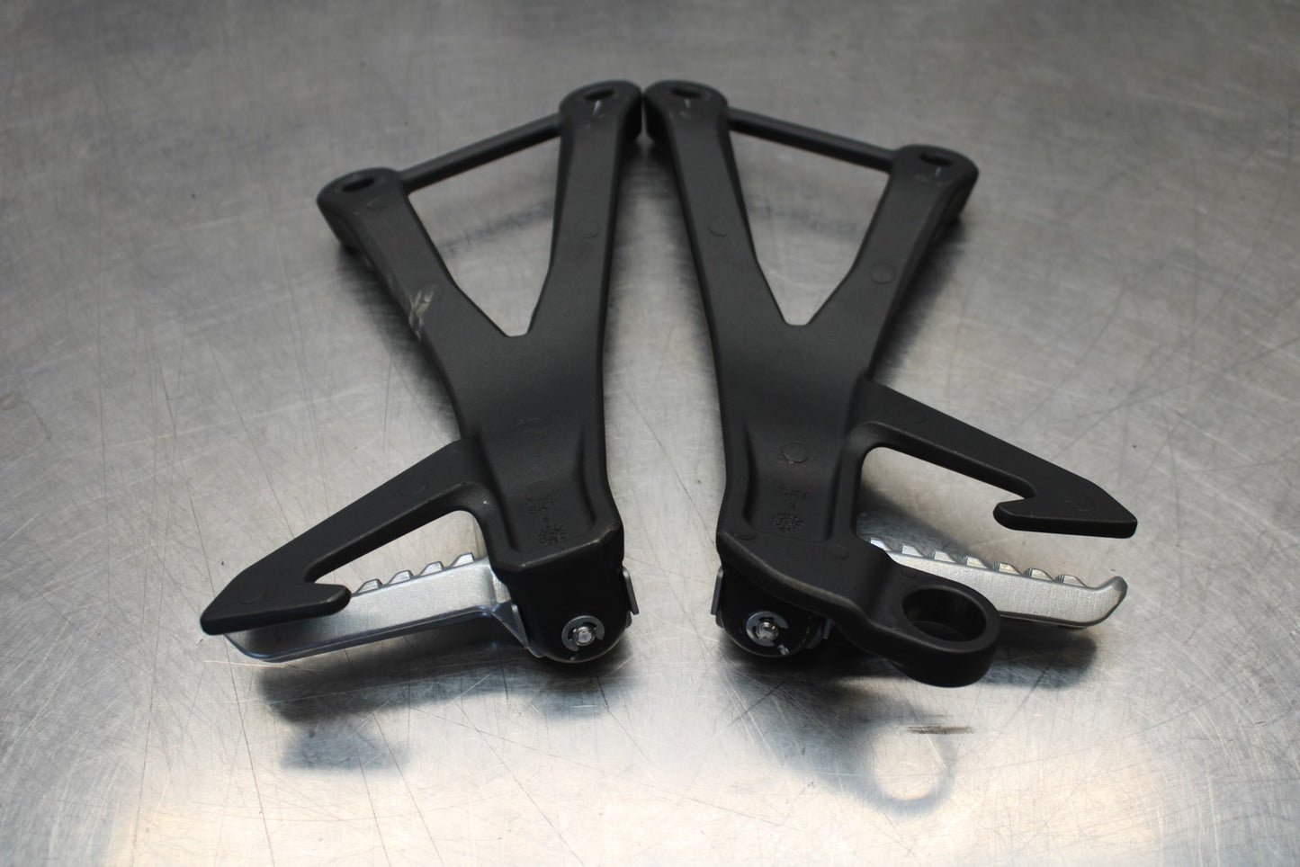 24-25 KAWASAKI NINJA ZX4R REAR BACK PASSENGER PEG SET PAIR BB610