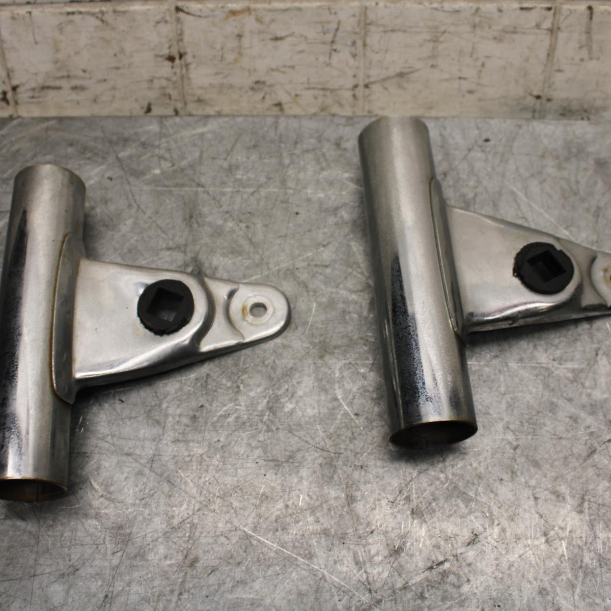 1982 Suzuki GS450L SINGLE HEADLIGHT HEAD LAMP LIGHT BRACKETS BB52