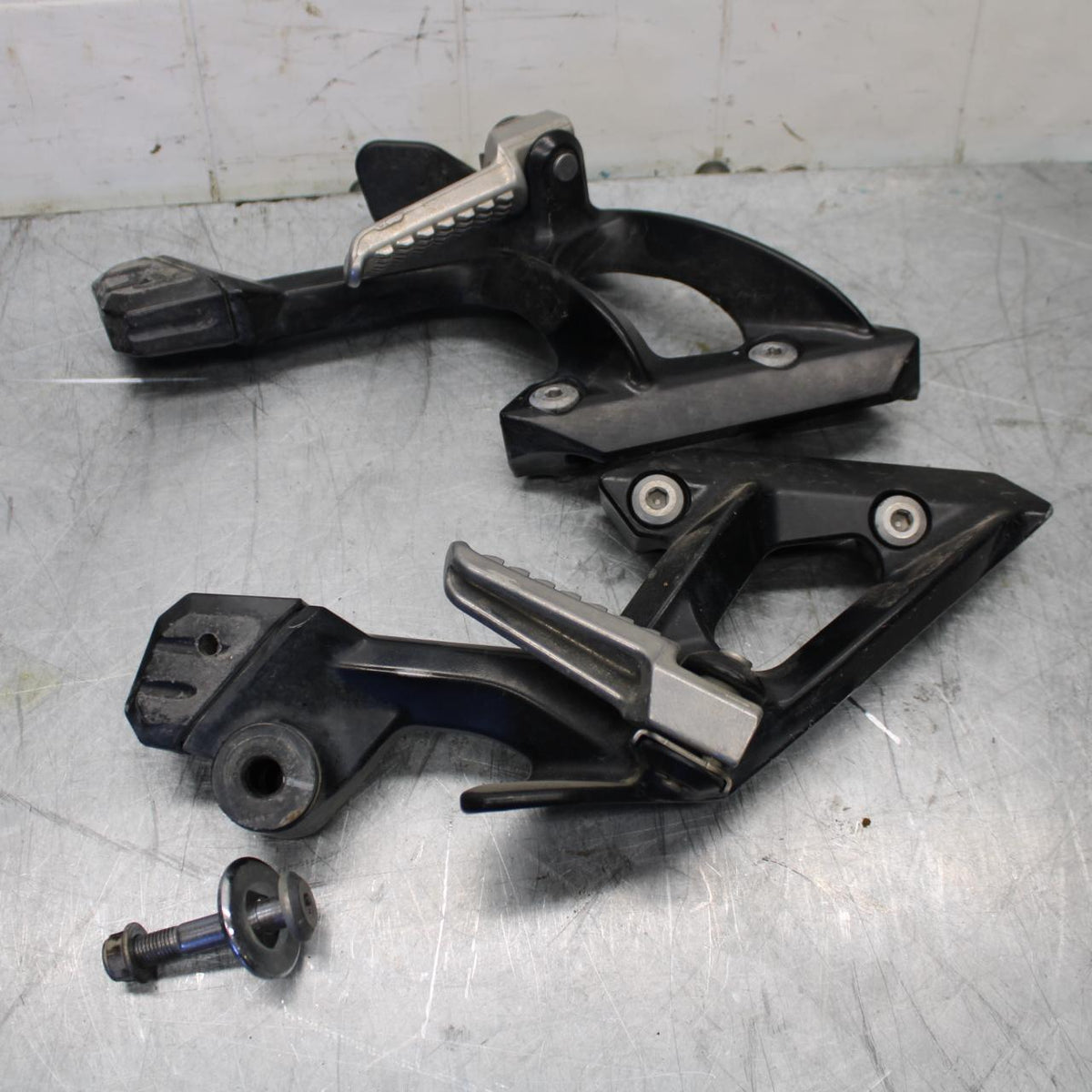 07-08 KAWASAKI CONCOURS 1400 ABS REAR BACK PASSENGER PEG SET PAIR BB449