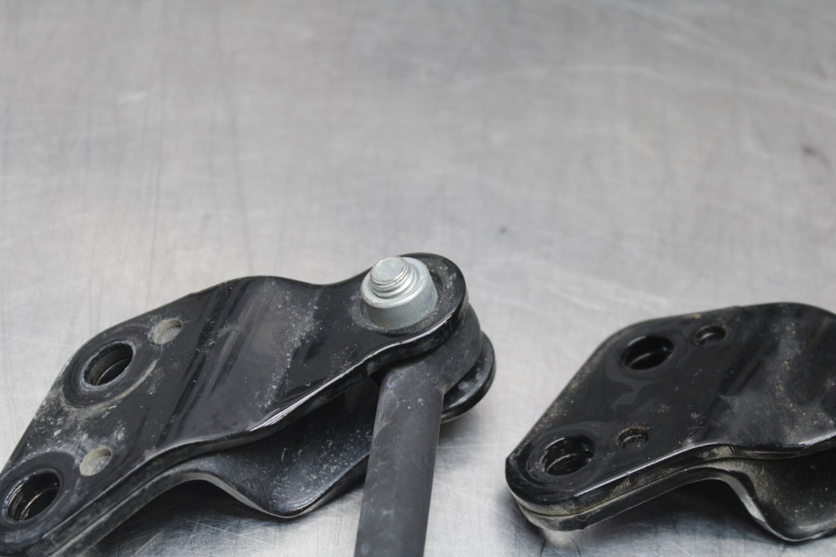 09 HARLEY-DAVIDSON SPORTSTER 1200 XL1200C ENGINE MOUNT MOTOR BRACKET BB776