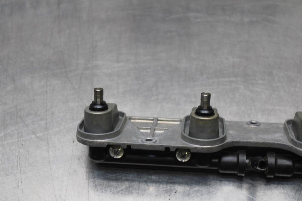 08 KAWASAKI NINJA ZX10R SECONDARY FUEL INJECTORS TOP AIRBOX GAS RAIL BB201