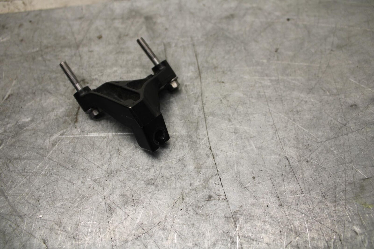 2009 Kawasaki Ninja ZX6R ZX600R CLUTCH CABLE HOLDER MOUNT STAY BRACKET BB44