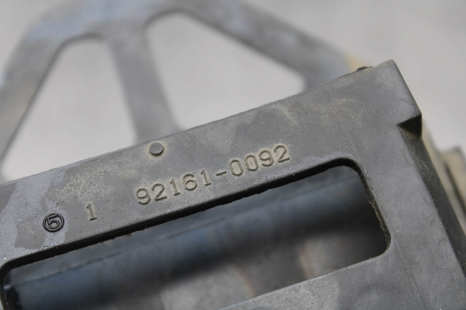 04-05 KAWASAKI NINJA ZX10R ECU ECM RELAY HOLDER BRACKET BB163