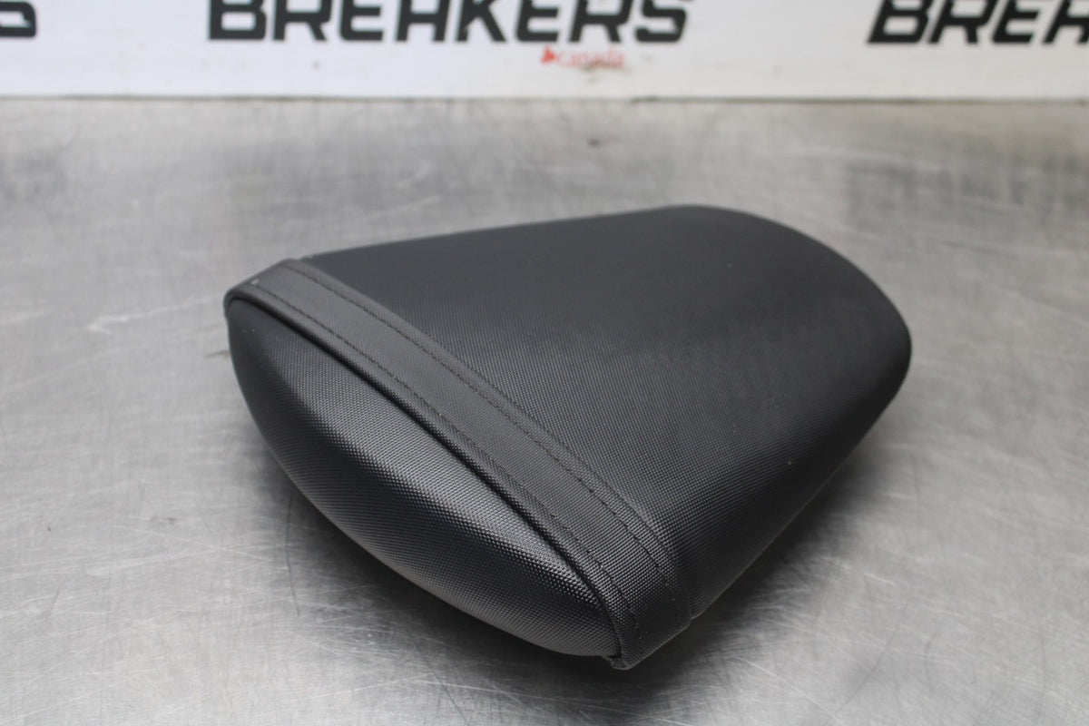 15-26 SUZUKI GSXR600 REAR BACK PASSENGER TANDEM SEAT PAD SADDLE PILLION BB888