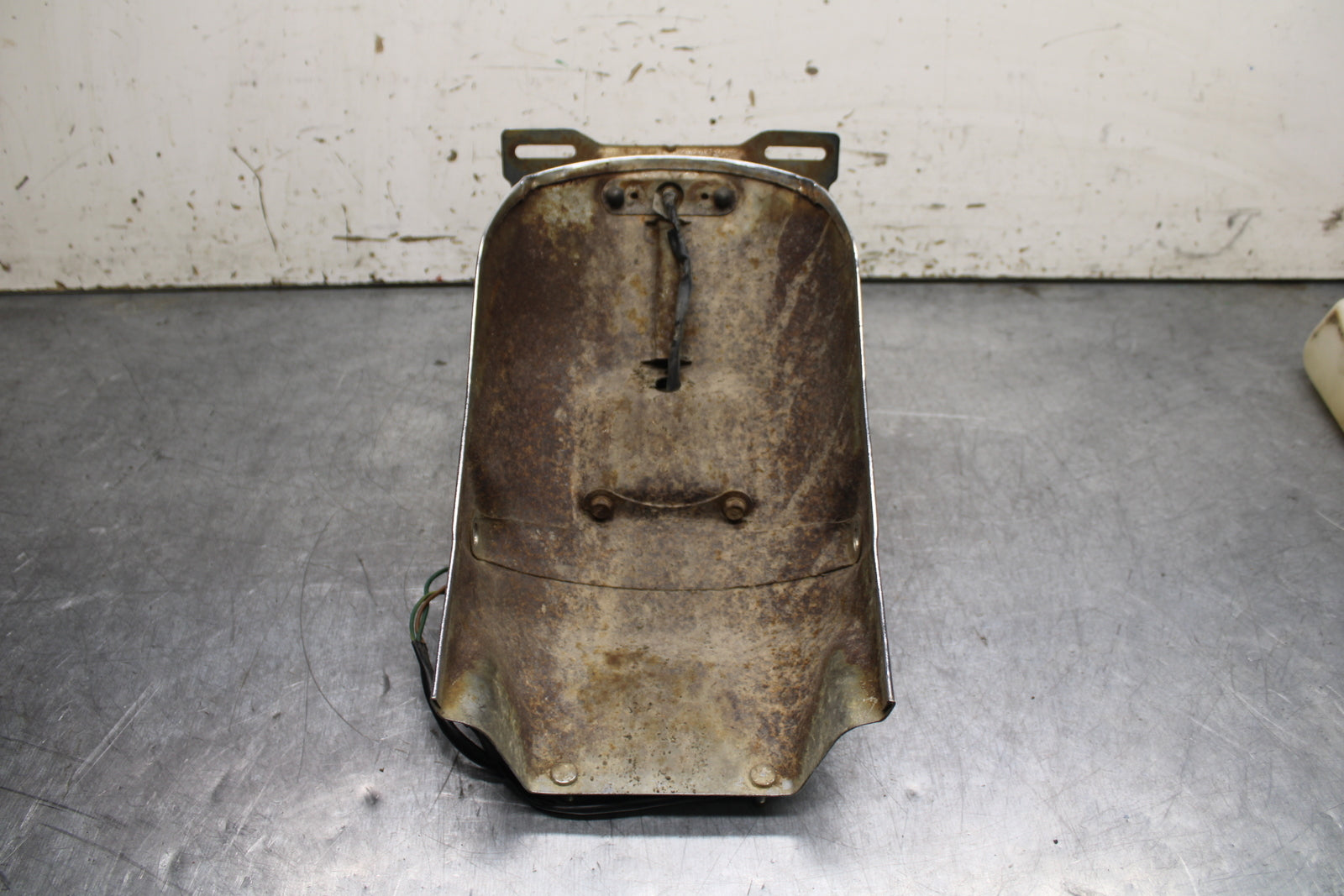 82-83 HONDA V45 MAGNA REAR BACK WHEEL FENDER MUD GUARD BB107