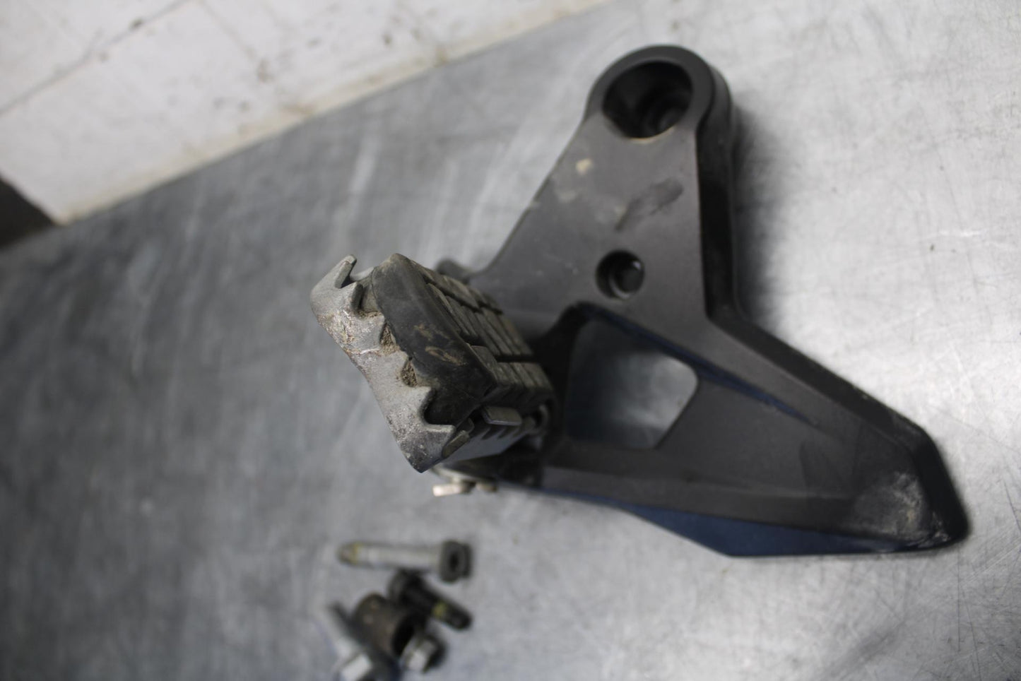 22 KTM 890 ADVENTURE   LEFT REARSET REAR SET DRIVER FOOT PEG REST STOP BB514