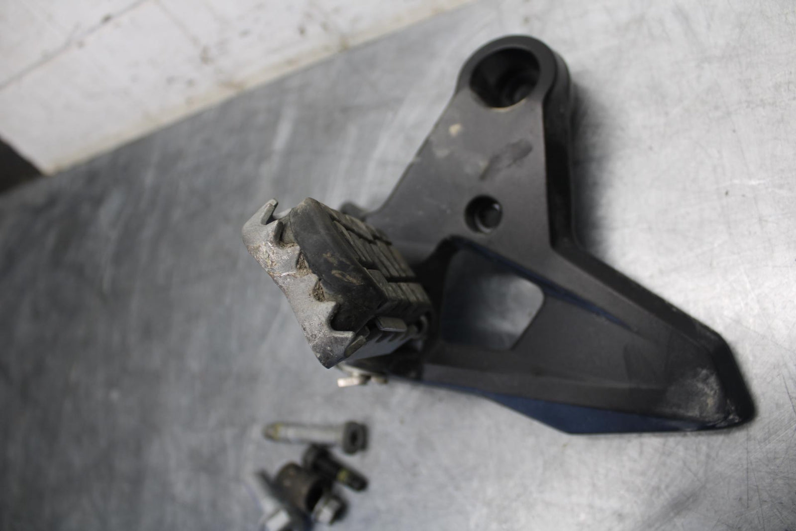 22 KTM 890 ADVENTURE   LEFT REARSET REAR SET DRIVER FOOT PEG REST STOP BB514