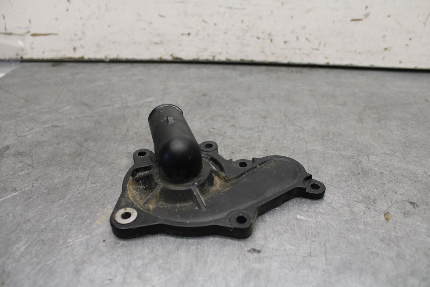 22-24 YAMAHA XSR900 ENGINE WATER COOLANT PUMP COVER BB683