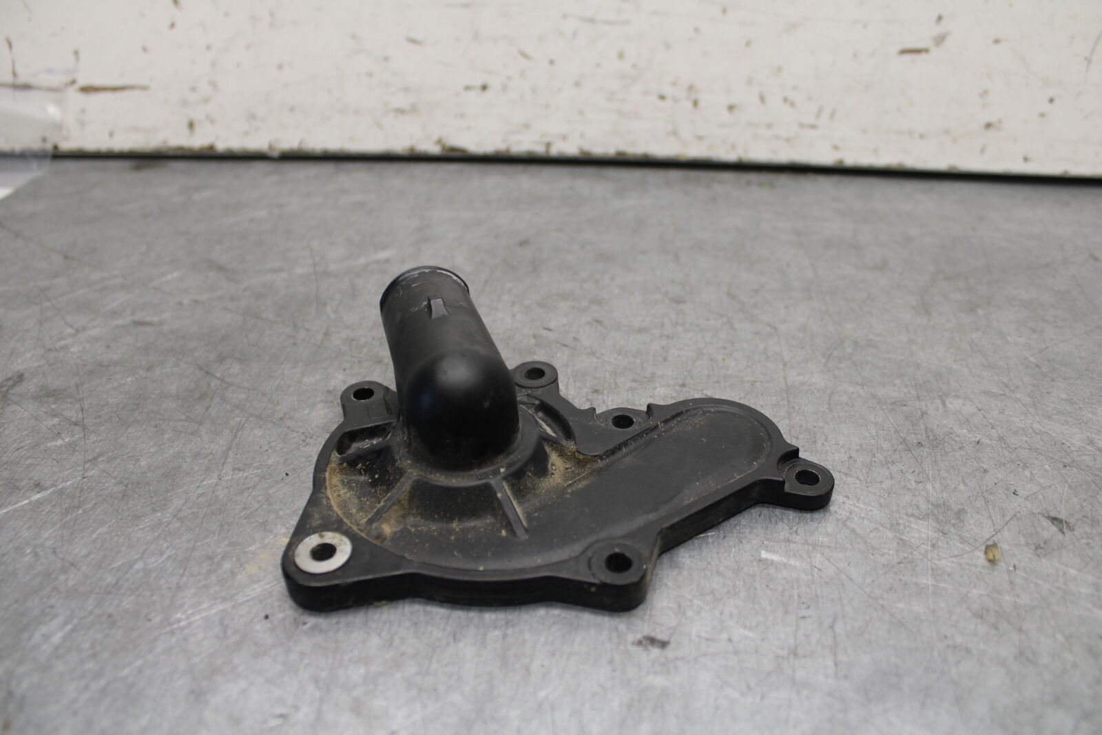 22-24 YAMAHA XSR900 ENGINE WATER COOLANT PUMP COVER BB683