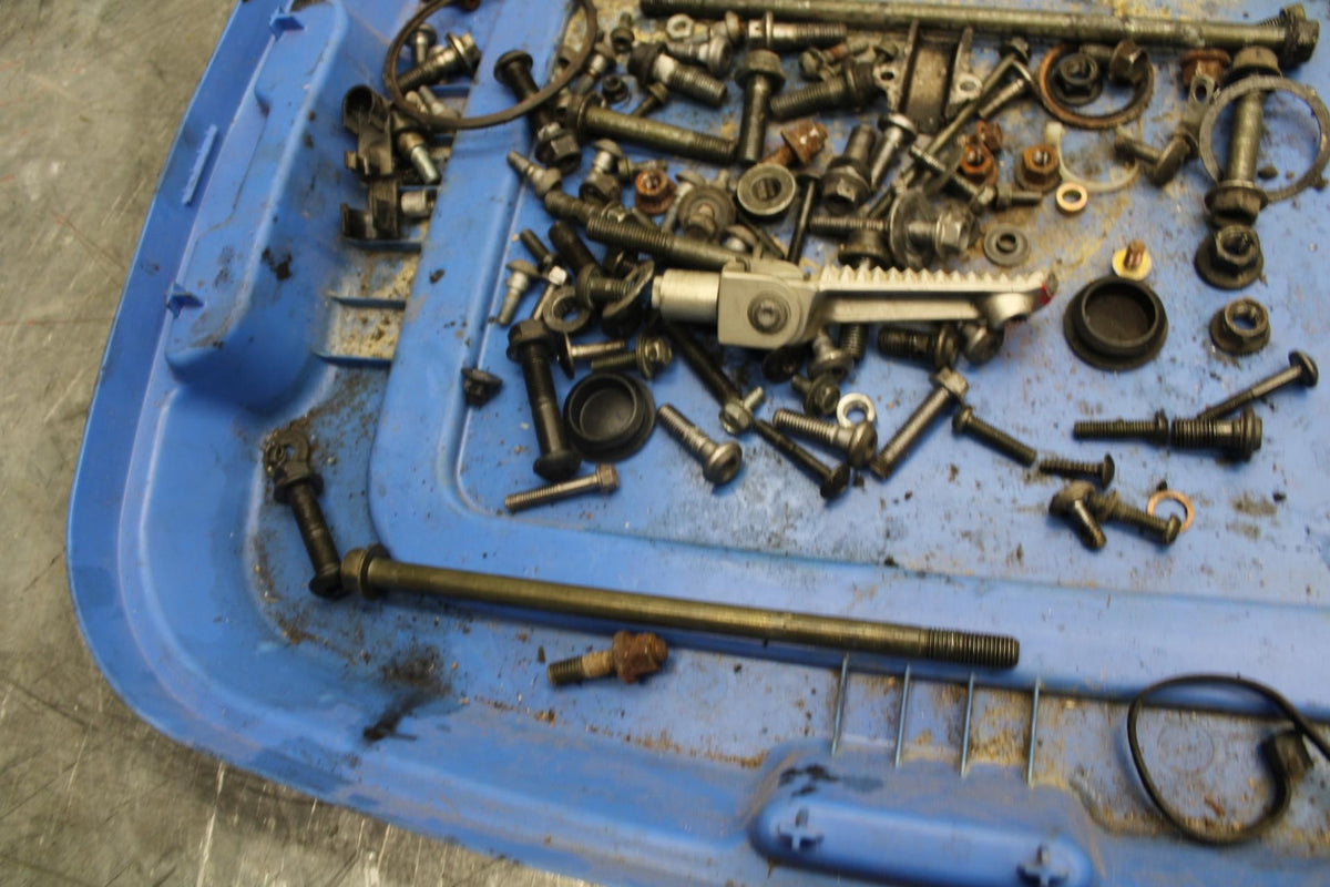 2003 Yamaha YZF R6 LEFTOVER MOUNTING BOLTS HARDWARE MOTOR SCREWS BB539