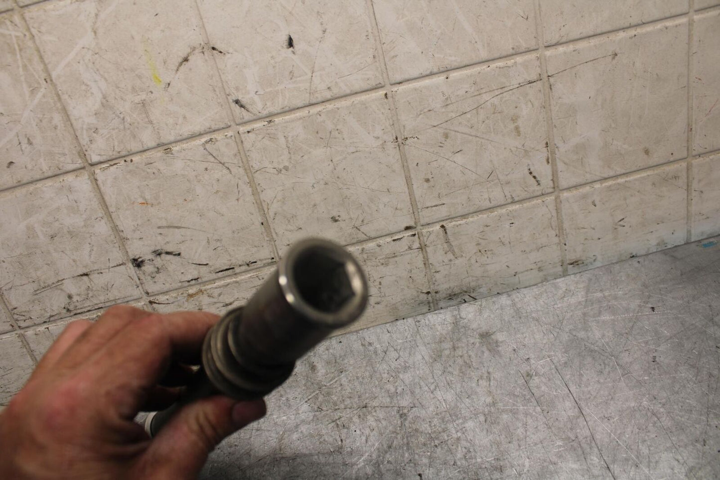 2009 Kawasaki Ninja ZX6R ZX600R FRONT WHEEL RIM AXLE PIVOT BOLT 41068-0034 BB538