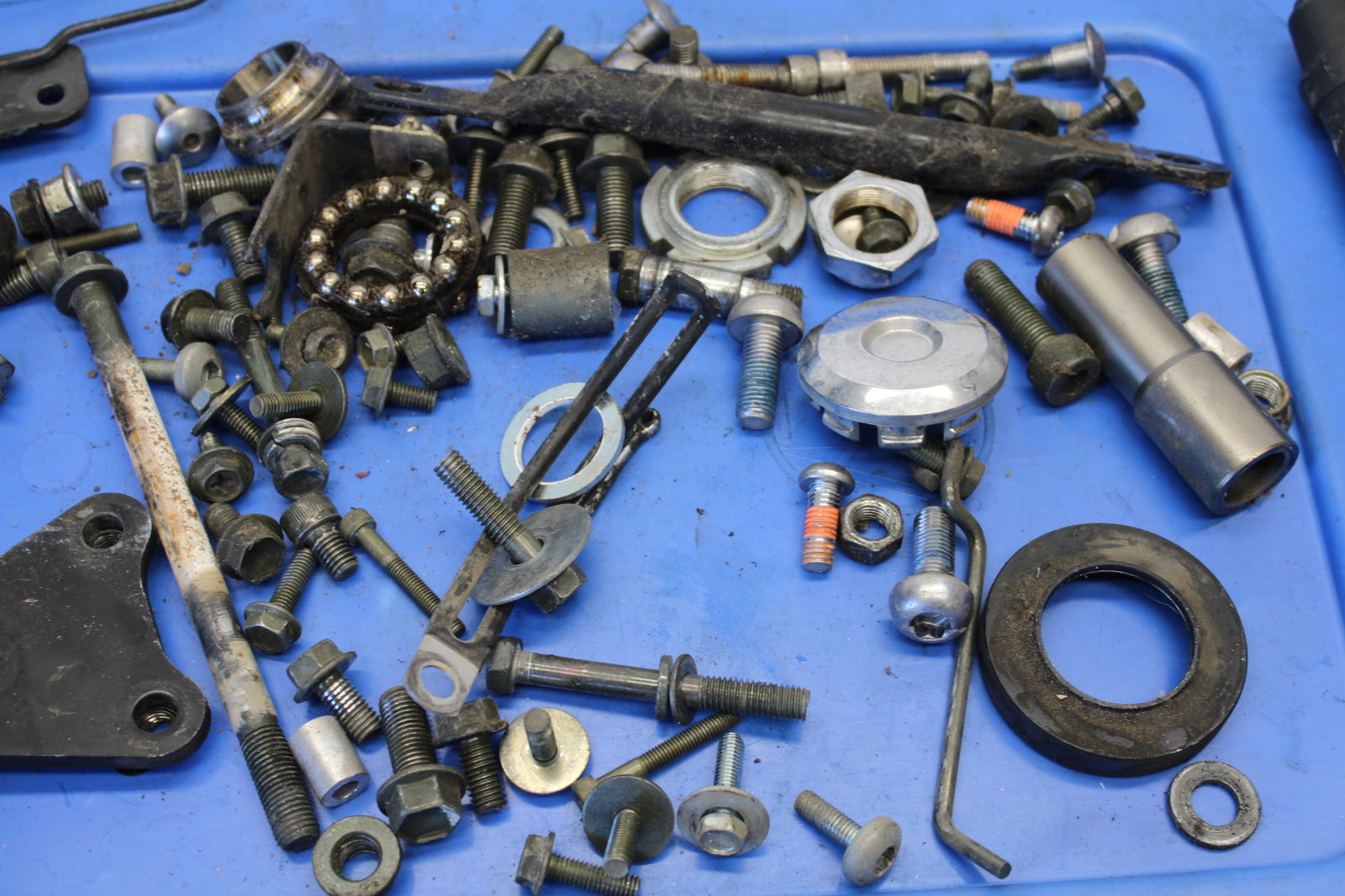 04 SUZUKI INTRUDER 800 MOUNTING BOLTS HARDWARE MOTOR SCREWS BB758