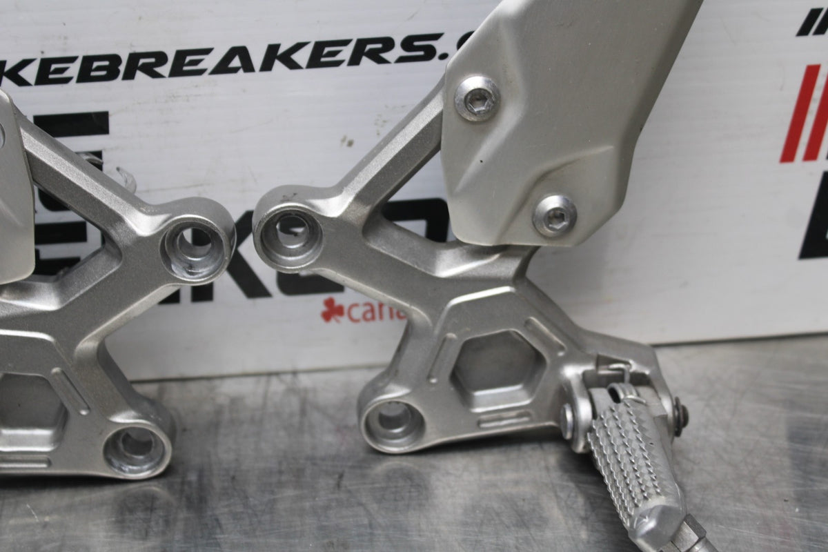 24-25 KAWASAKI NINJA ZX4R RIGHT LEFT REARSETS REAR SET DRIVER FOOT PEGS  BB827