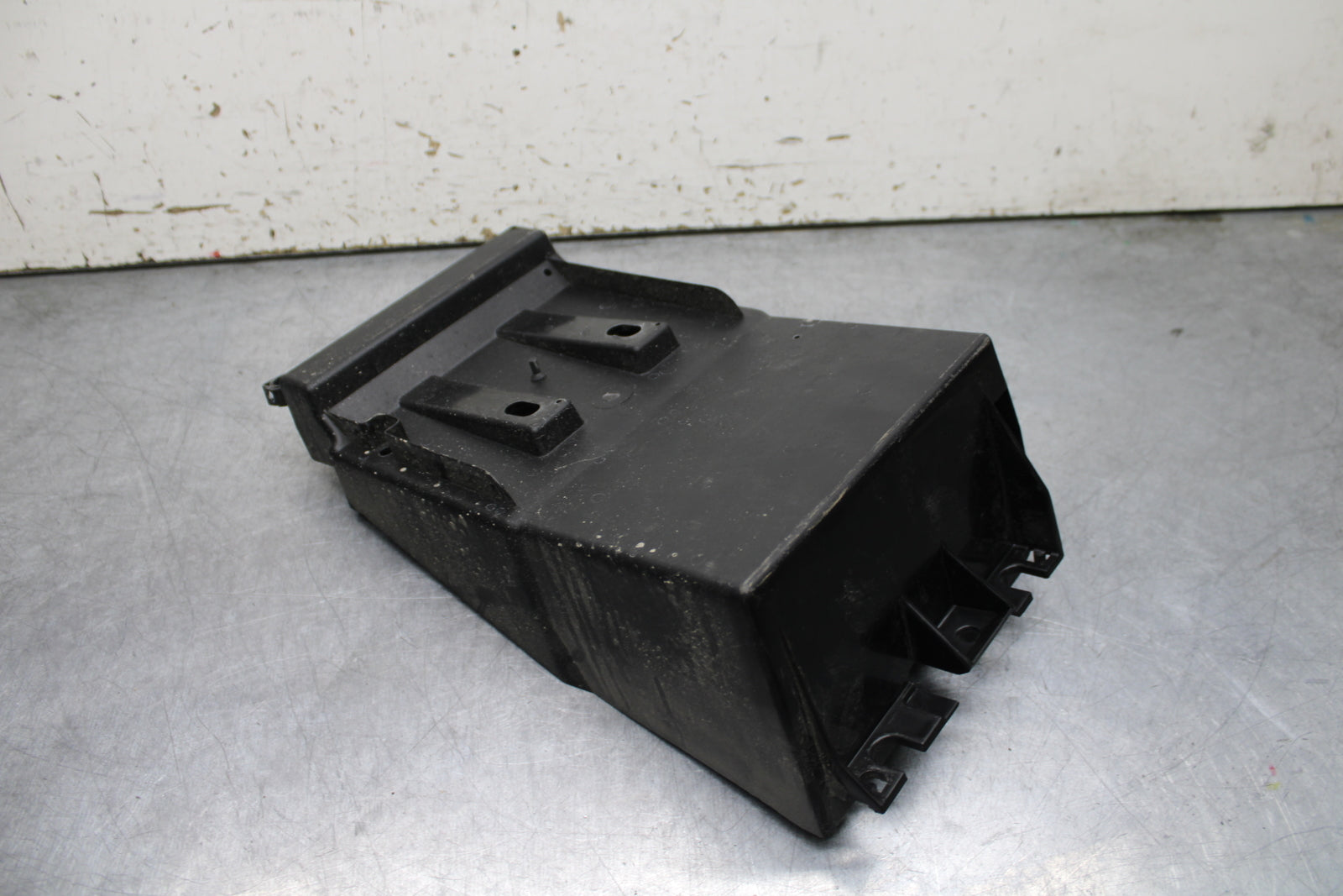 24 KAWASAKI NINJA 500 ABS REAR BACK TAIL UNDERTAIL BATTERY TRAY PLASTIC BB730