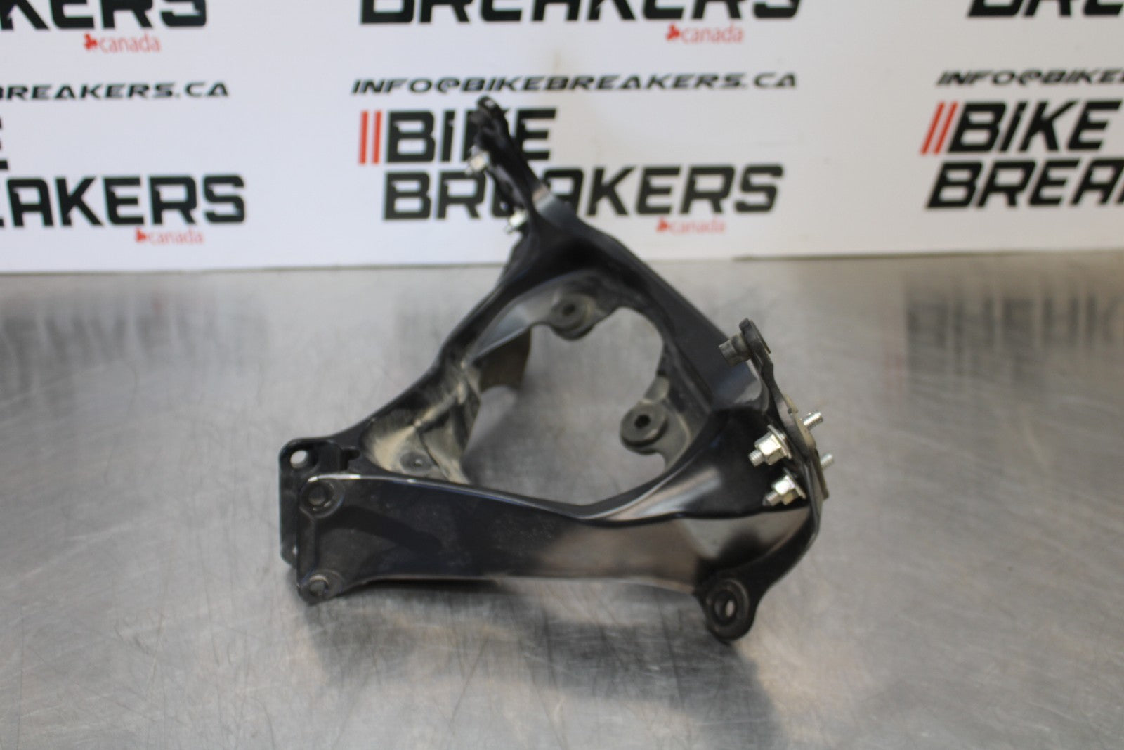 06-07 SUZUKI GSXR 600 UPPER FAIRING MIRROR GAUGES STAY BRACKET BB170